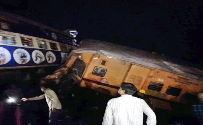 13 killed, many hurt as 2 trains collide in AP