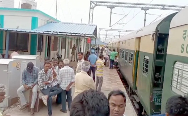 Railway police foil robbery in Visakha Express in AP