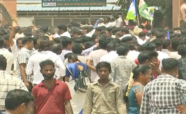 YSRCP cadres defy restrictions to attend Jagan rally
