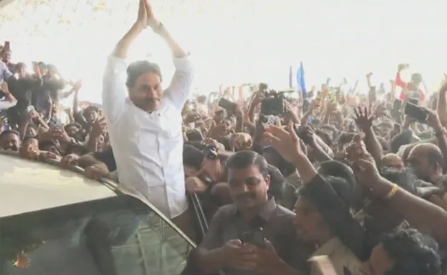 Jagan Appears Before Nampally CBI Court in DA Case