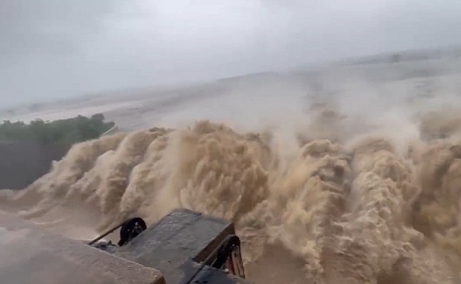 Bhadrachalam cut-off as bridge on flooded Godavari closed