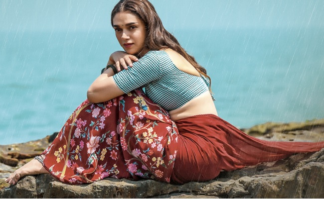 Pic Talk: Aditi Rao Hydari Looks Sensuous In Saree