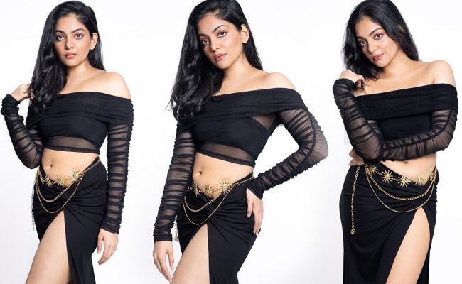Pics: Mallu Beauty Poses In Black
