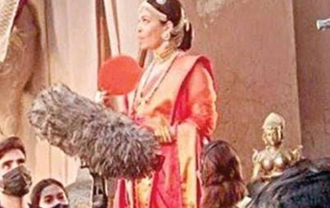Viral: Aishwarya Rai On The Sets Of Ponniyin Selvan
