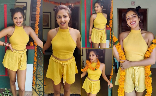 Pics: Lady's Leg Show Wearing Yellow