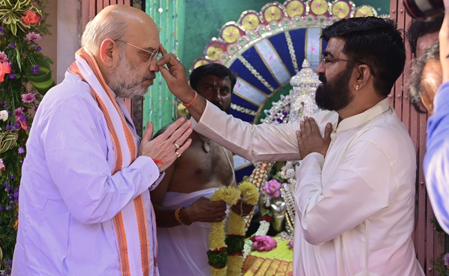 Amit Shah prays at temple abutting Charminar