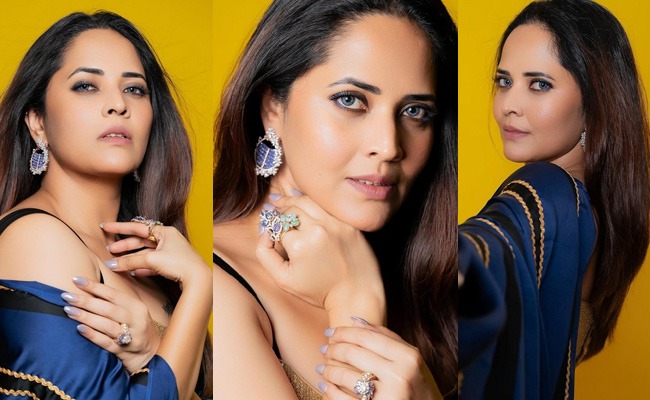 Pics: Anasuya's Alluring Curves in Saree