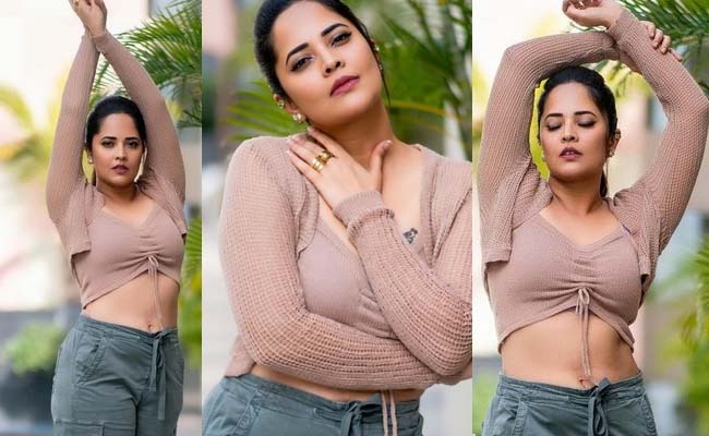 Pics: Anasuya Flaunts Her Seductive Curves