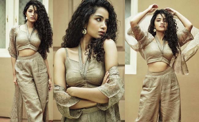 Pics: Sensuous Poses With Curly Hair