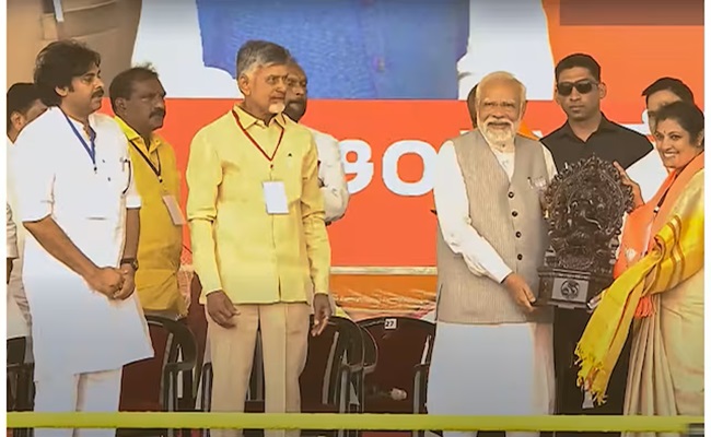 Naidu chants Modi mantra at NDA rally!