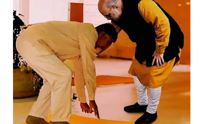 Fake Alert: CBN Touching Amit Shah's Feet
