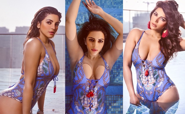 HOT: Beautiful Curves In Blue Monokini