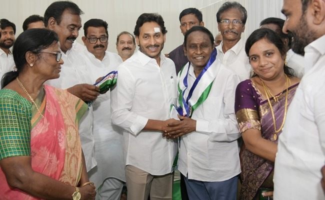 Last minute defections bolster YSRCP chances!