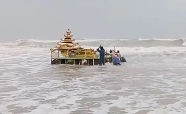 Chariot-like structure washes ashore in Andhra