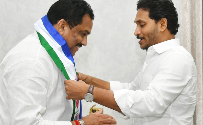 Jogaiah warns Pawan, as son joins YSRCP!