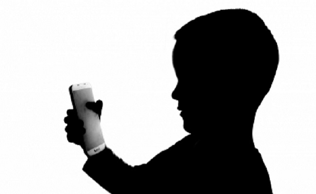 China considers limiting kids' phone use to 2 hrs/day