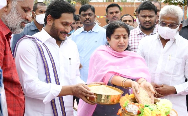 Bharati joins Jagan in Sankranti celebrations!