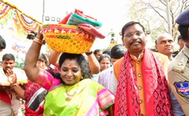 Governor, CM worship tribal deities at Medaram