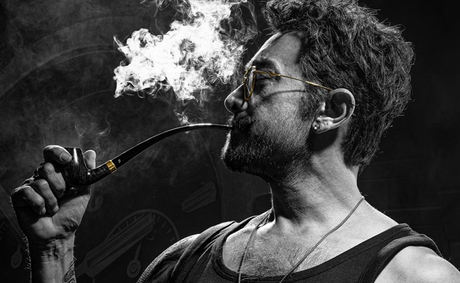 Pic Talk: Aamir Khan Looks Badass In Coolie