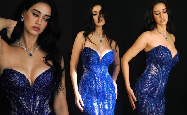 HOT: Beauty's Blue Radiance In Perfect Body