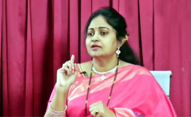 Divyavani quits TDP, withdraws later