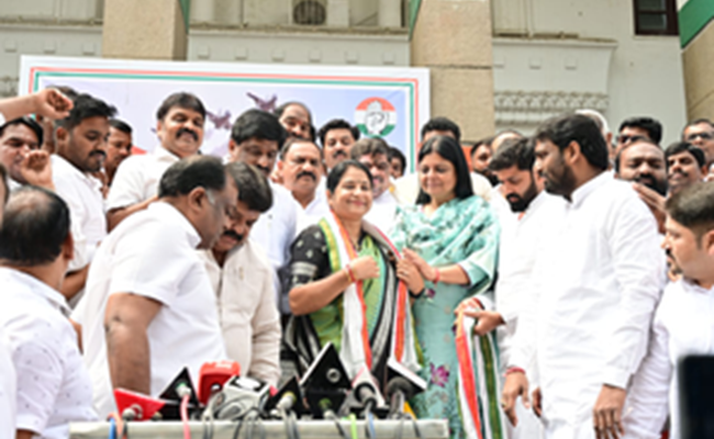 Hyd Deputy Mayor leaves BRS, joins Congress