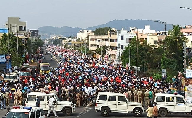 Did cops cooperate with striking AP employees?