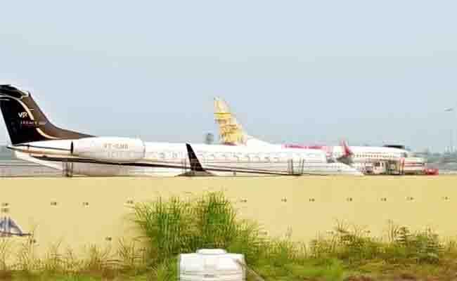 Plane carrying Jagan makes emergency landing