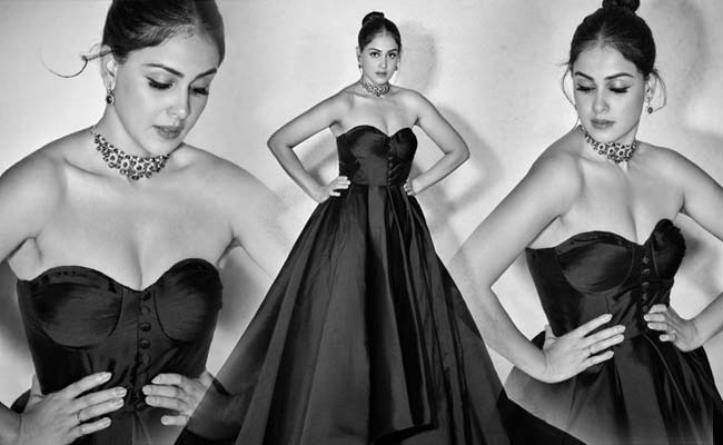 Pics: Genelia's Come Back In Black And White