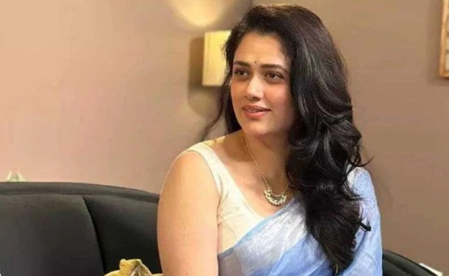 Internet Goes Crazy for the Blue Saree Beauty