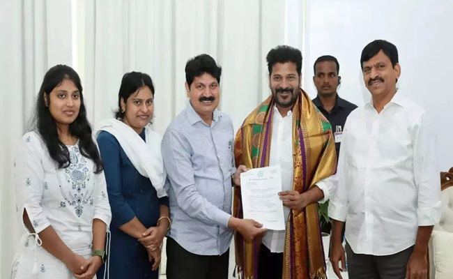 Khammam: BRS Lone MLA Joins Congress Politics