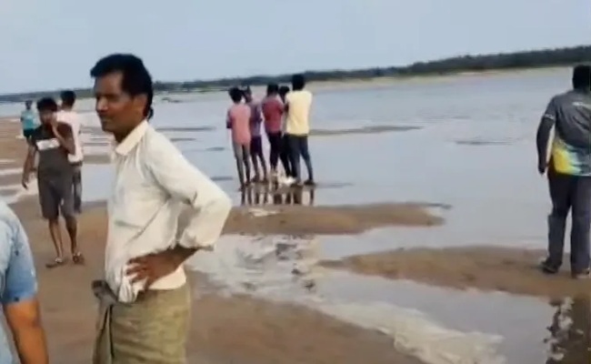 Eight youth go missing in Godavari River in Andhra