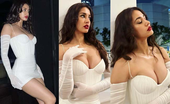 Pics: Sensuous Poses In White