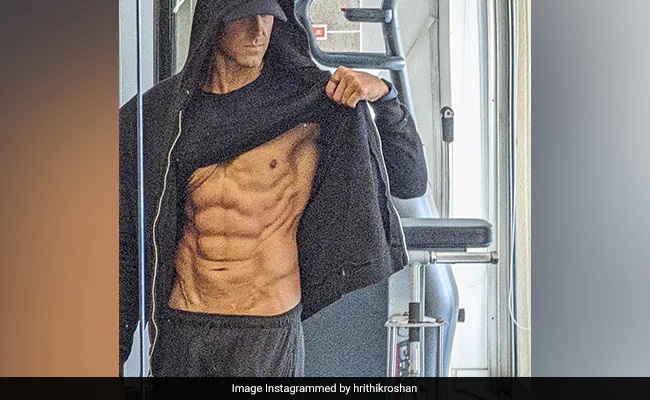 Actor shows off 8-pack bod amid filming for Fighter