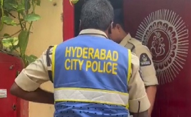 Hyd police nab fake I-T officers who looted gold coins