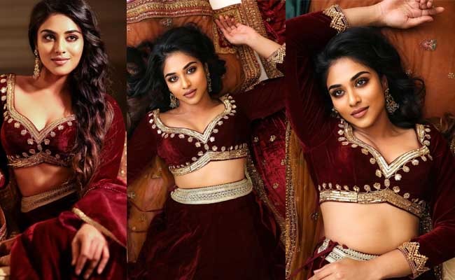 Pics: Beautiful Lady Poses In Maroon