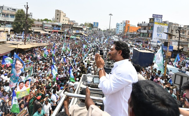 With a plaster on forehead, Jagan resumes yatra