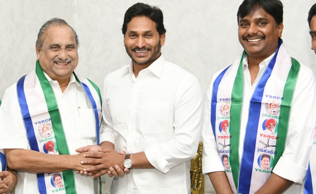 Mudragada hails Jagan as saviour of Kapus!