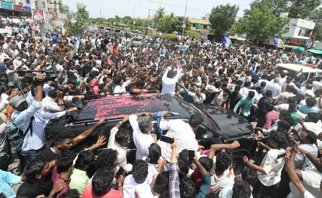 Jagan's Palnadu tour: YSRCP cadre breaks all rules