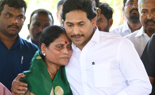 Vijayamma prays for Jagan, what about Sharmila?