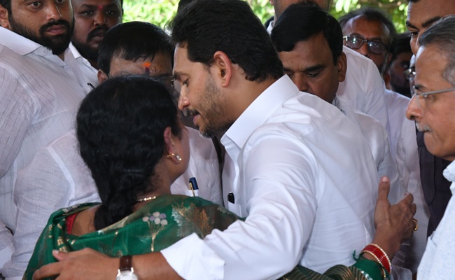 Jagan, Sharmila pay homage to YSR separately, mom joins both