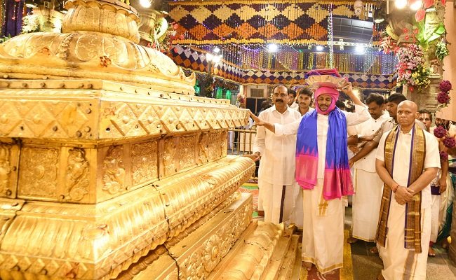 Andhra CM offers silk robes at Tirumala temple