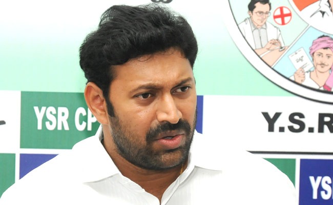 Jagan to change Avinash Reddy in Kadapa?