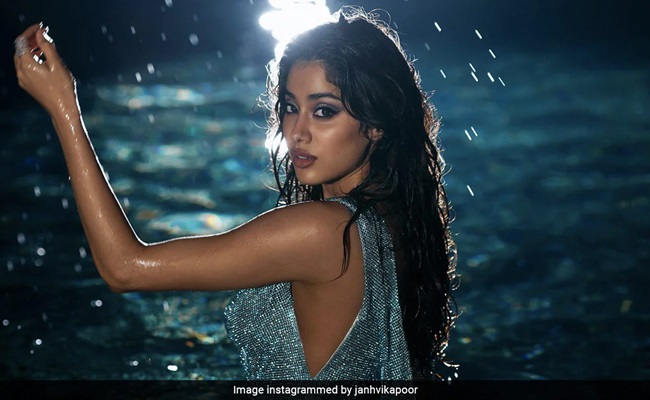 Pics: Janhvi Kapoor Sets 'Dark Waters' On Fire