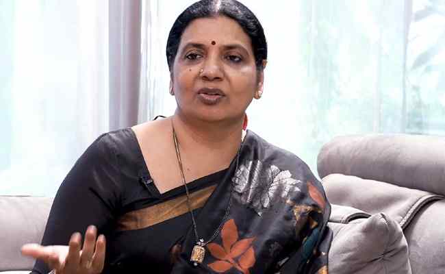 Jeevitha Denies Any Links With YSRCP