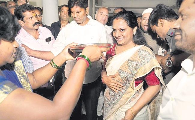After ED questioning, Kavitha meets KCR
