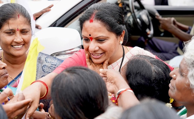 Kavitha adopting Jayalalithaa style in her campaign?