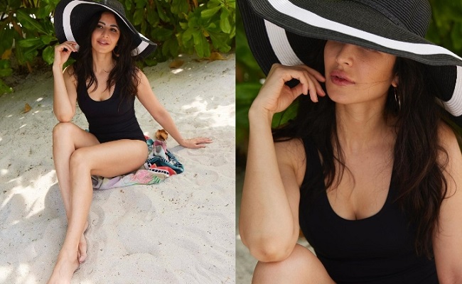 Pics: 38 Year Old Married Actress In Swimsuit