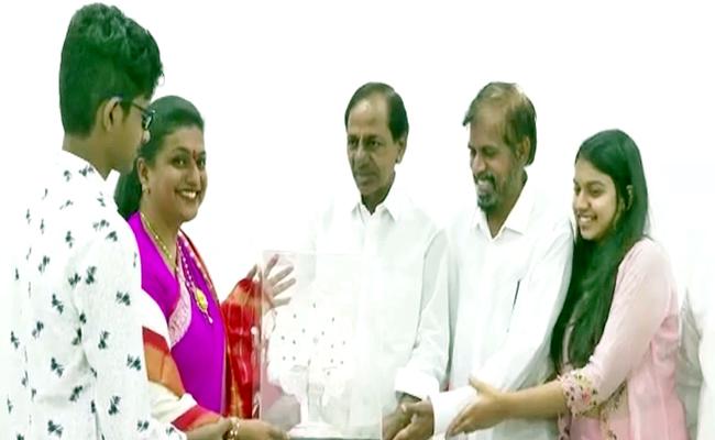 Roja meets KCR for blessings, slams KTR