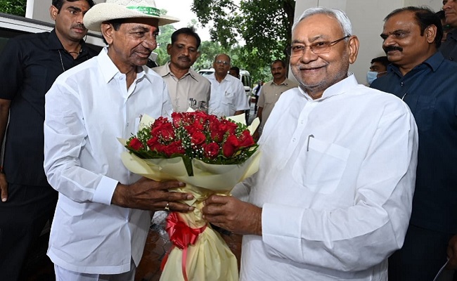 KCR may sail with Nitish for Oppn unity, but not ready to accept Rahul